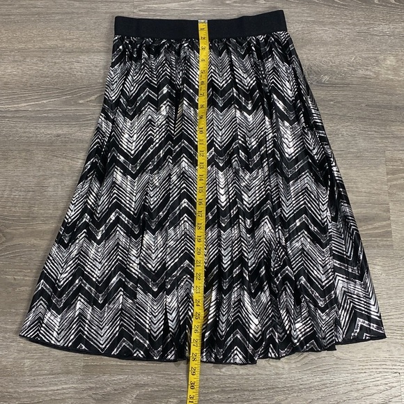 LuLaRoe Women’s Black & Silver Metallic Pleated Skirt Sz M - Picture 6 of 10